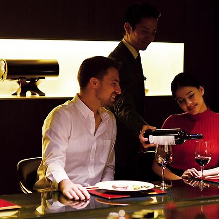 The Gate Hotel Tokyo By Hulic Экстерьер фото A butler serving wine at a restaurant