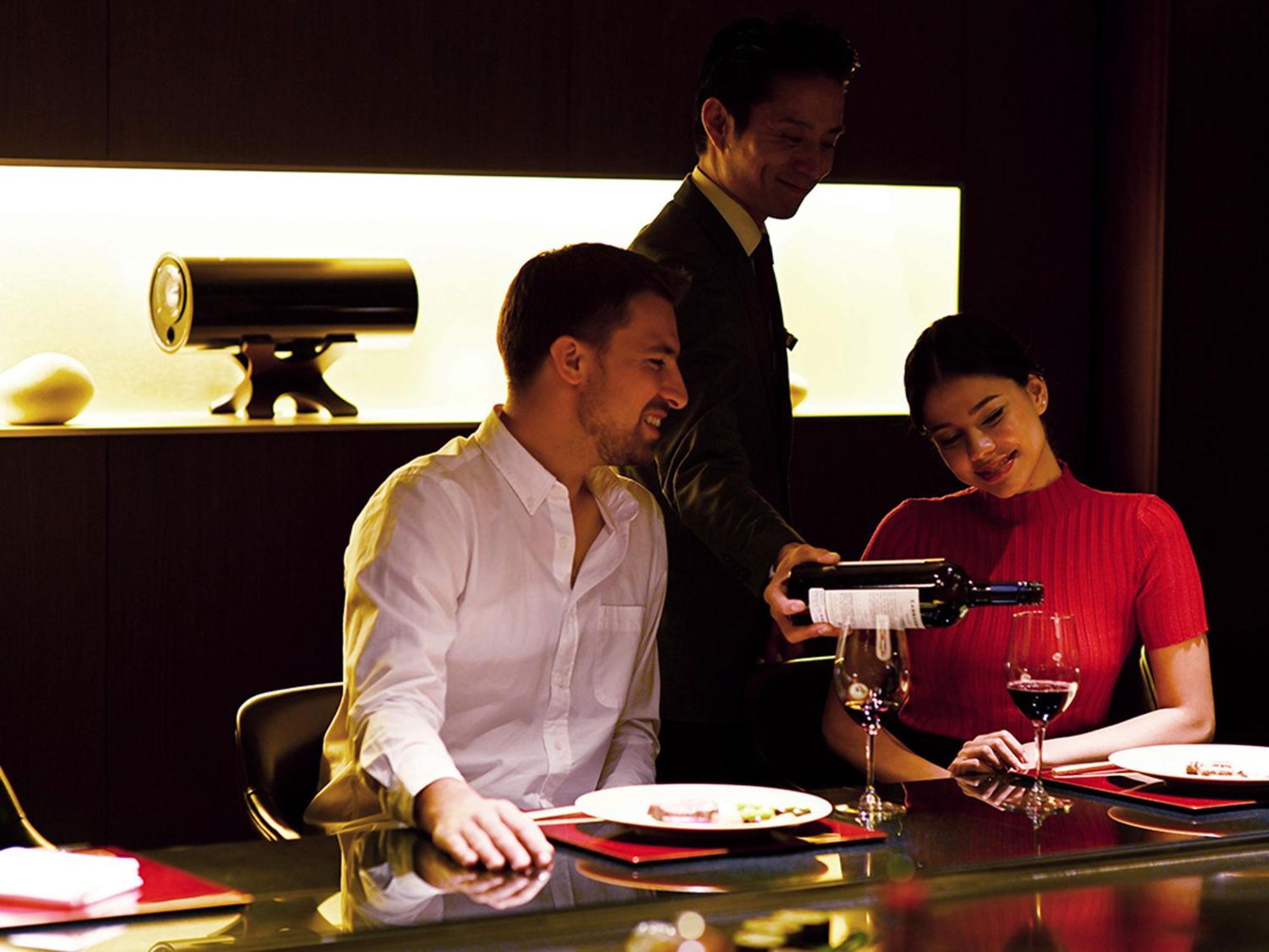The Gate Hotel Tokyo By Hulic Экстерьер фото A butler serving wine at a restaurant